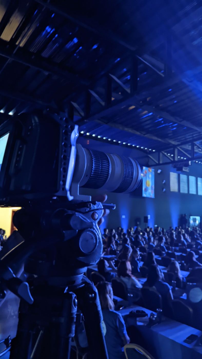 Câmera profissional focando o público do evento