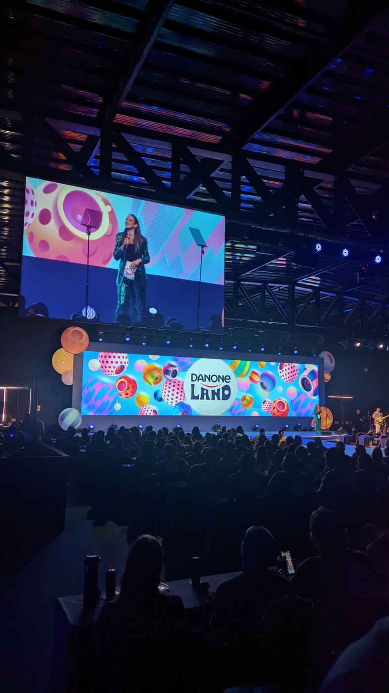 Palco Danone Land ao vivo, apresentadora no telão de LED